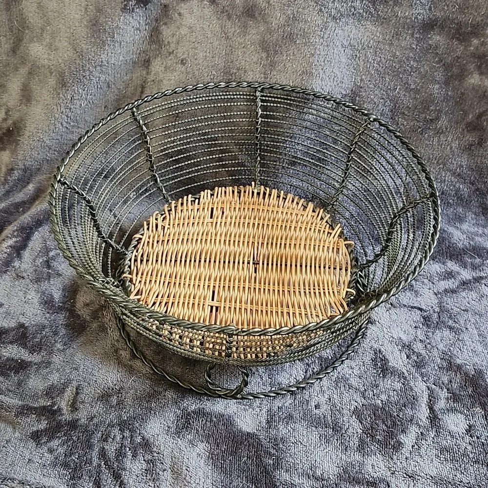 Metal Wire Basket Wicker Bottom Fruit Basket Plant Basket